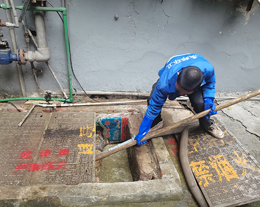 东方华侨农场清掏化粪池