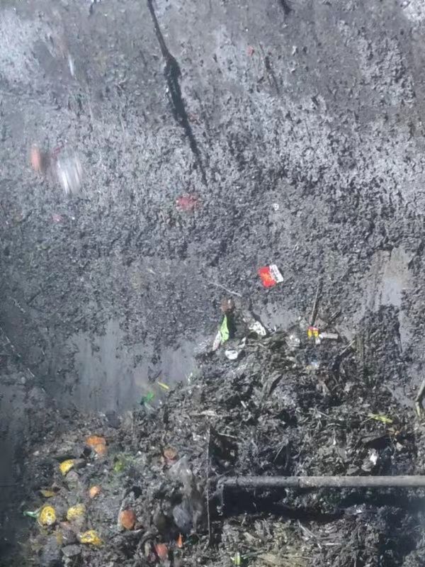 东方华侨农场污水池清理