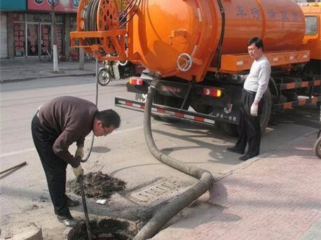 东方华侨农场清掏化粪池，健康生活从这里开始