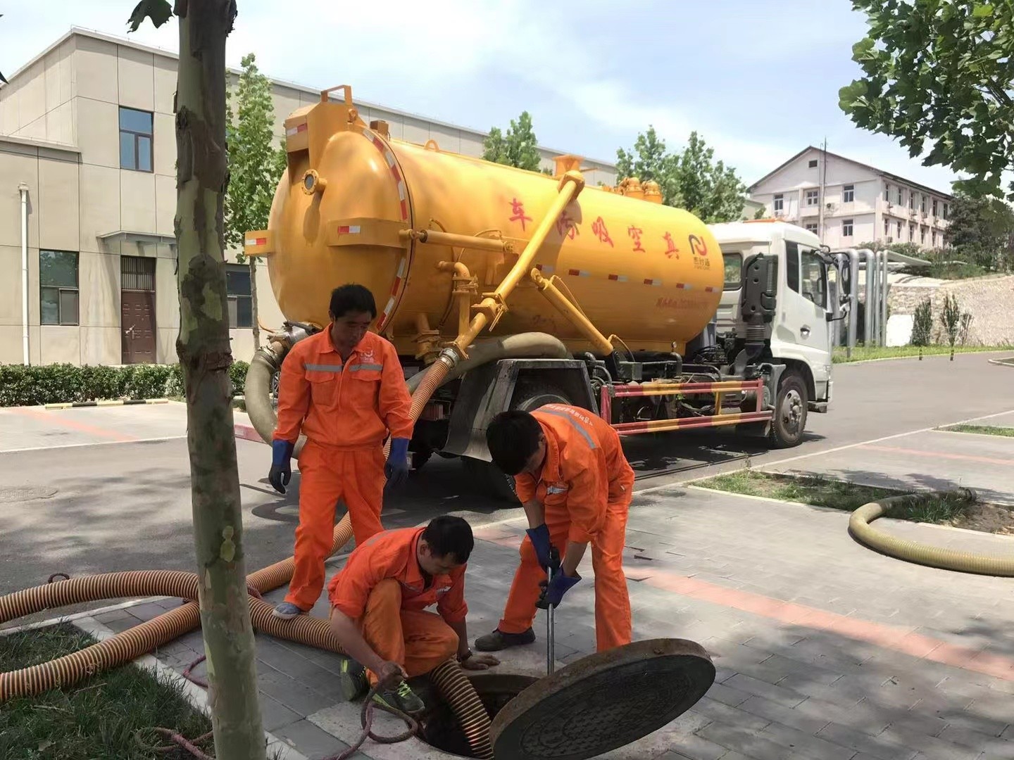 东方华侨农场化粪池清理与5-8吨吸粪车施工效率分析